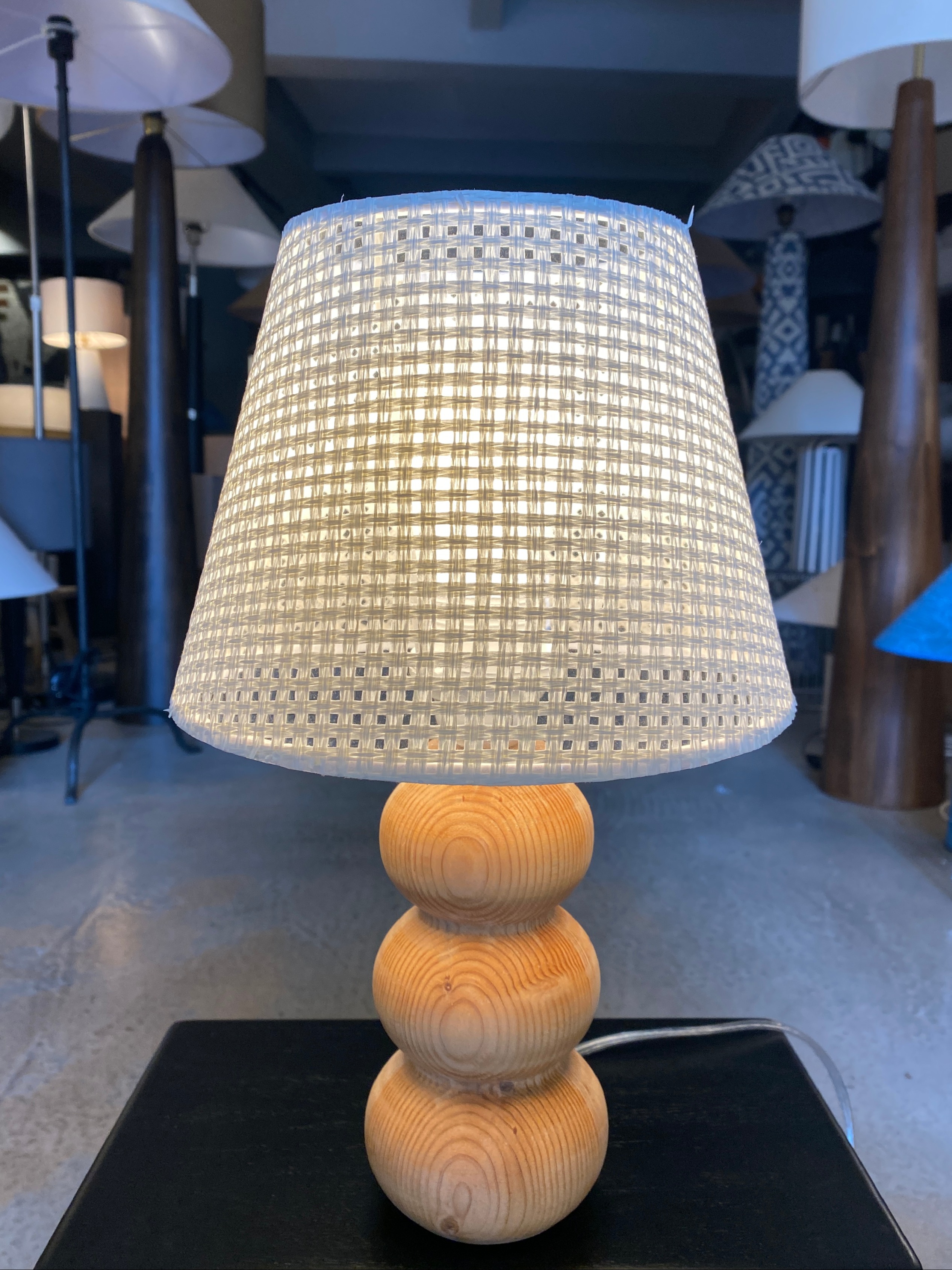 Ahşap Abajur Modern Şık Yatak Odası Salon Masa Lambası (Krem)