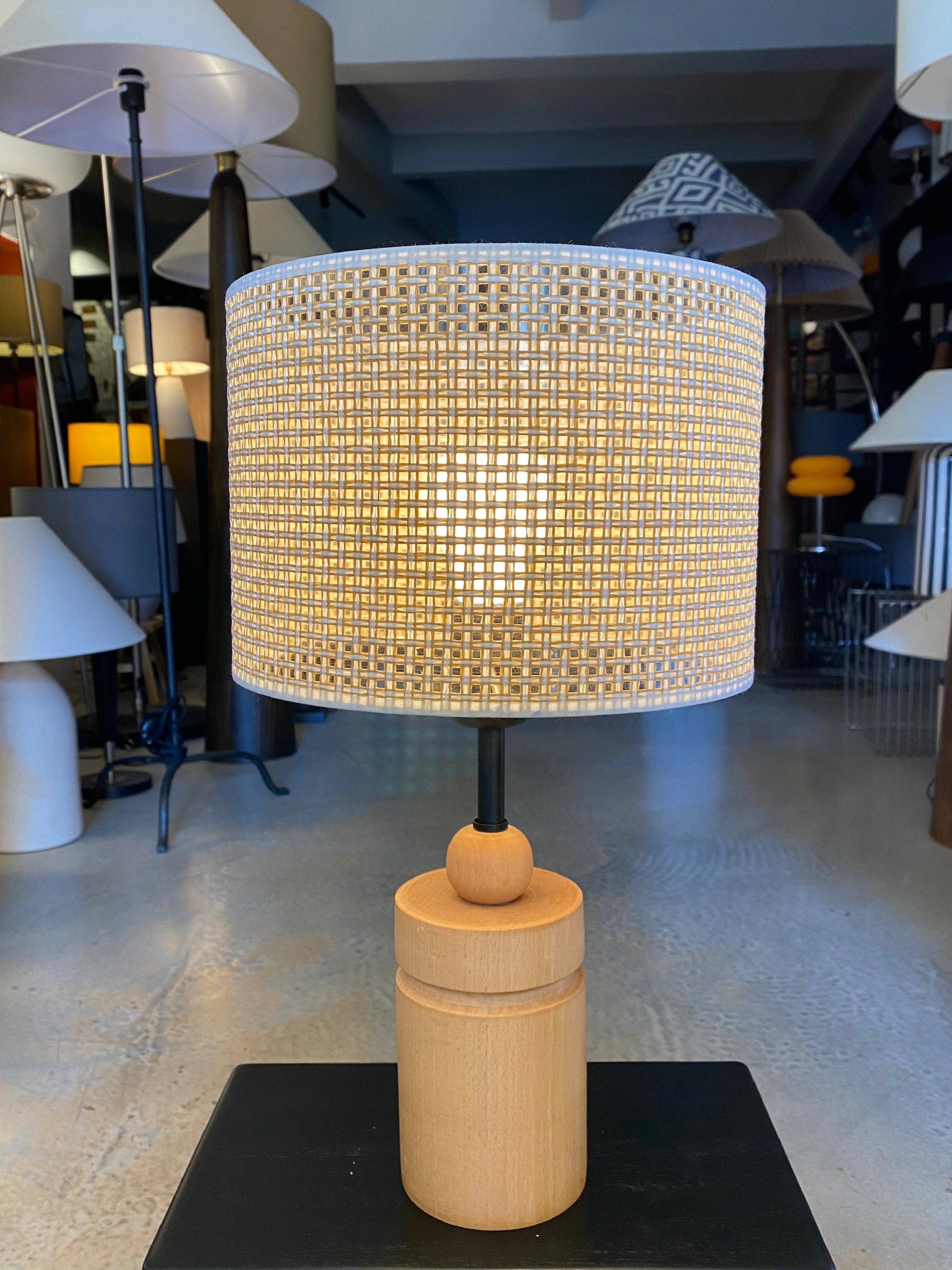 Decodelight Ahşap Naturel Silindir Ayaklı Hazeran Hasır Şapkalı Abajur Masa Lambası Modelleri