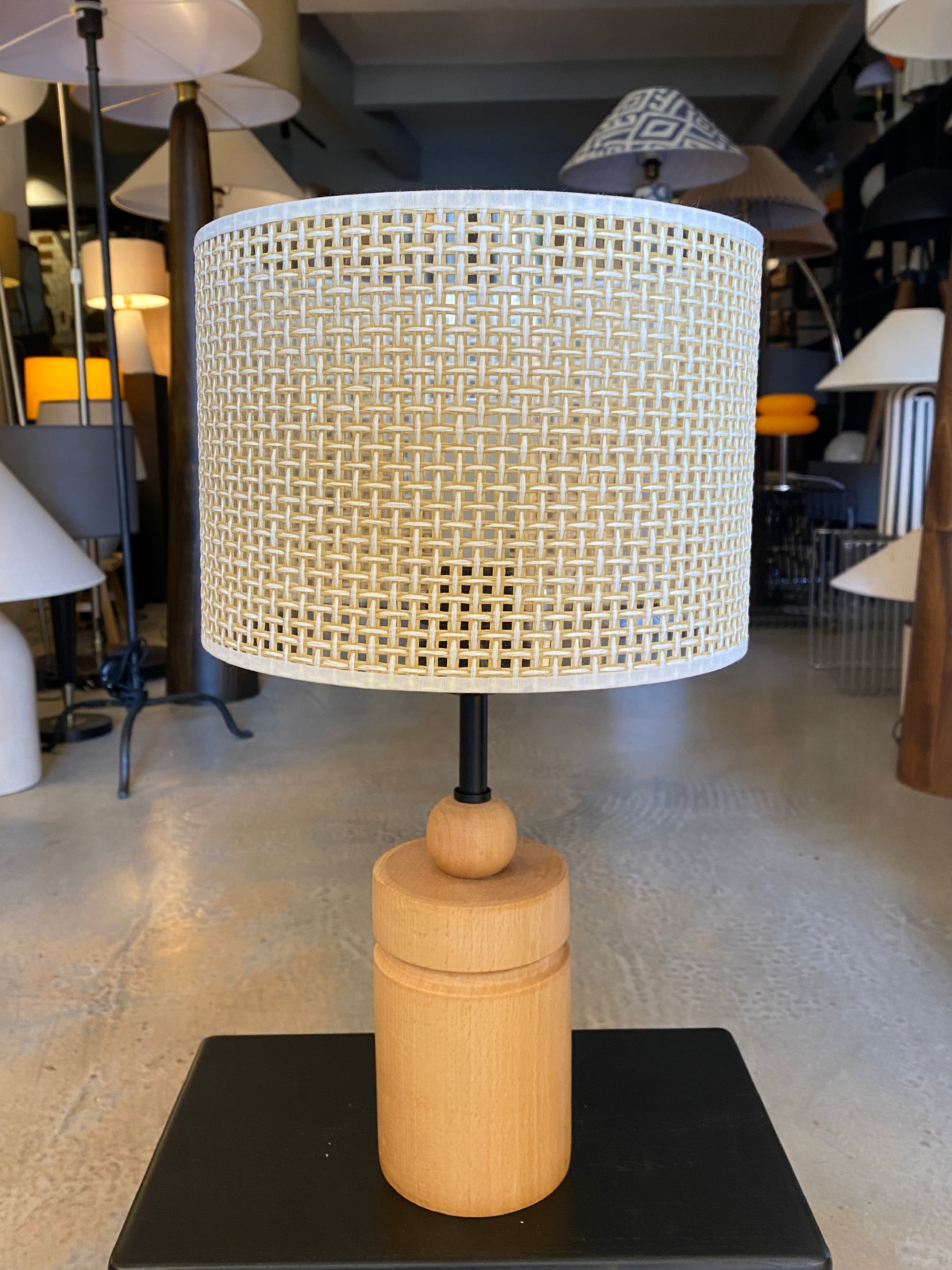 Decodelight Ahşap Naturel Silindir Ayaklı Hazeran Hasır Şapkalı Abajur Masa Lambası Modelleri