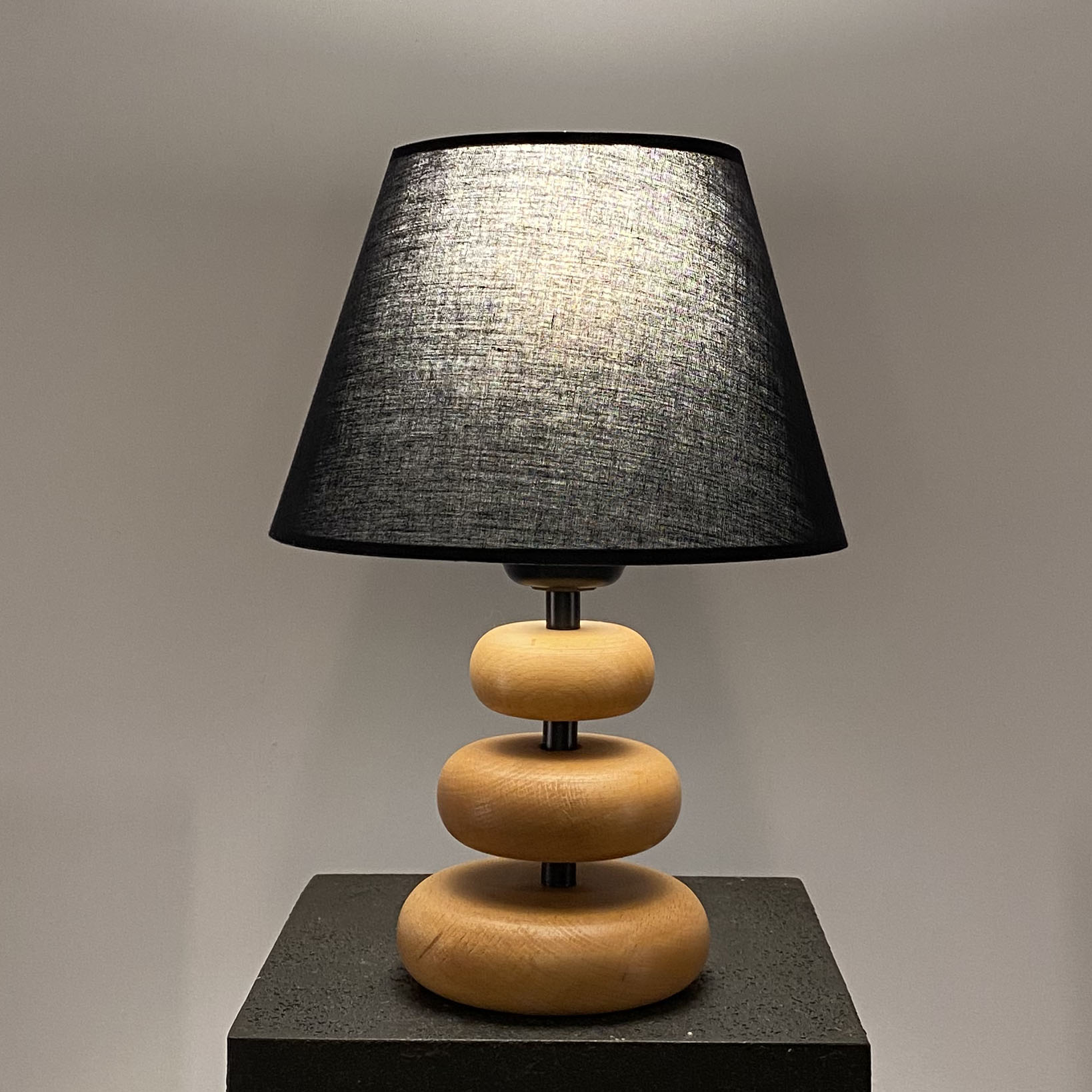 Ahşap Ayaklı Siyah Abajur