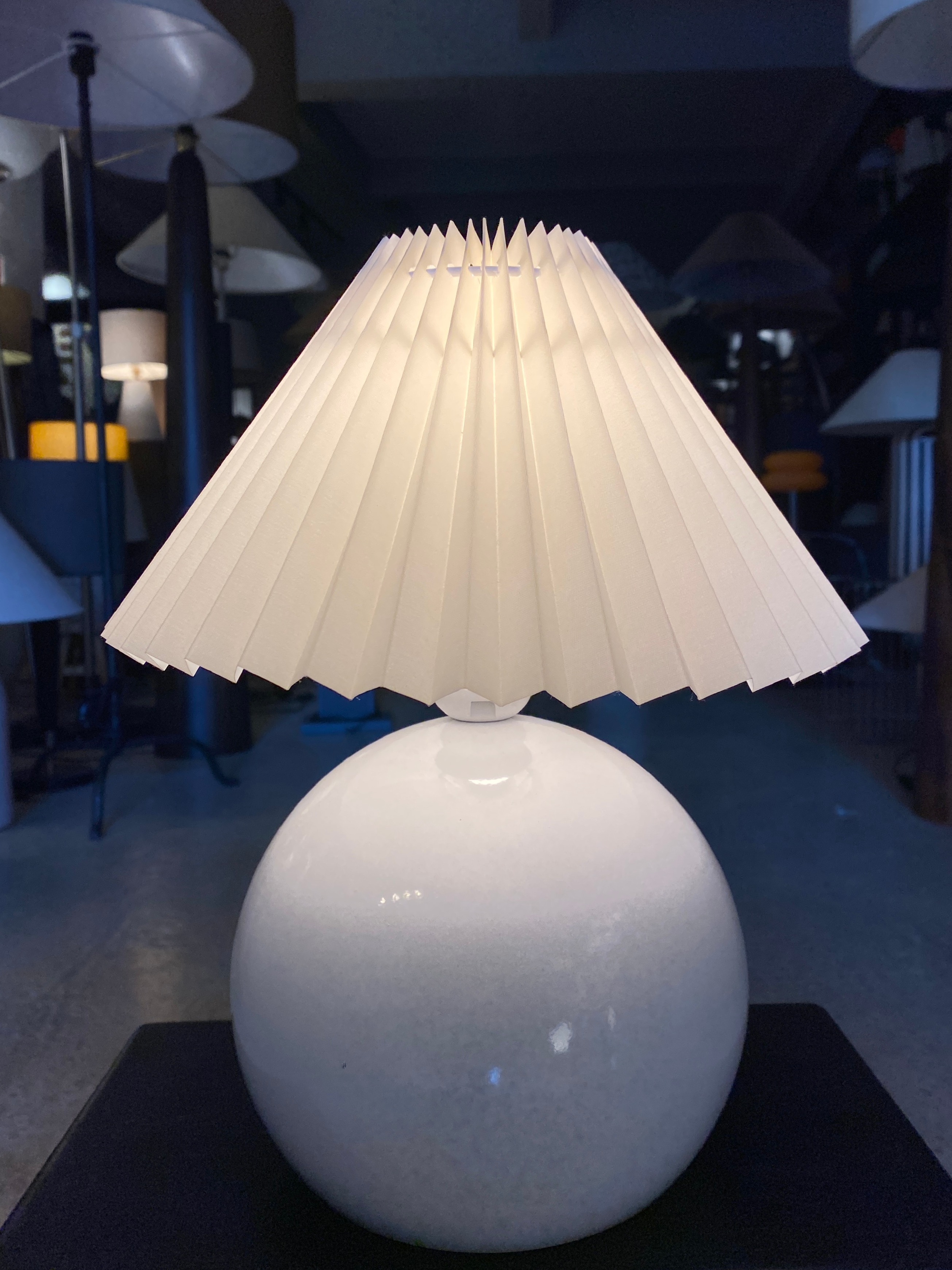 Krem Pileli Kumaş Başlık Metal Abajur Kompakt