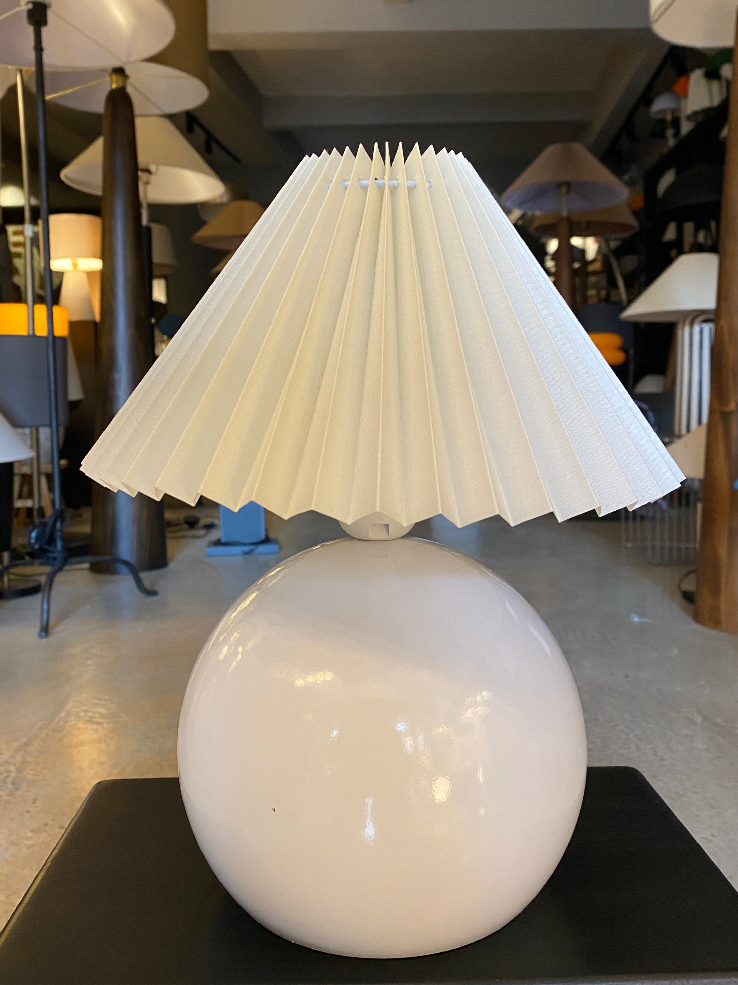 Krem Pileli Kumaş Başlık Metal Abajur Kompakt