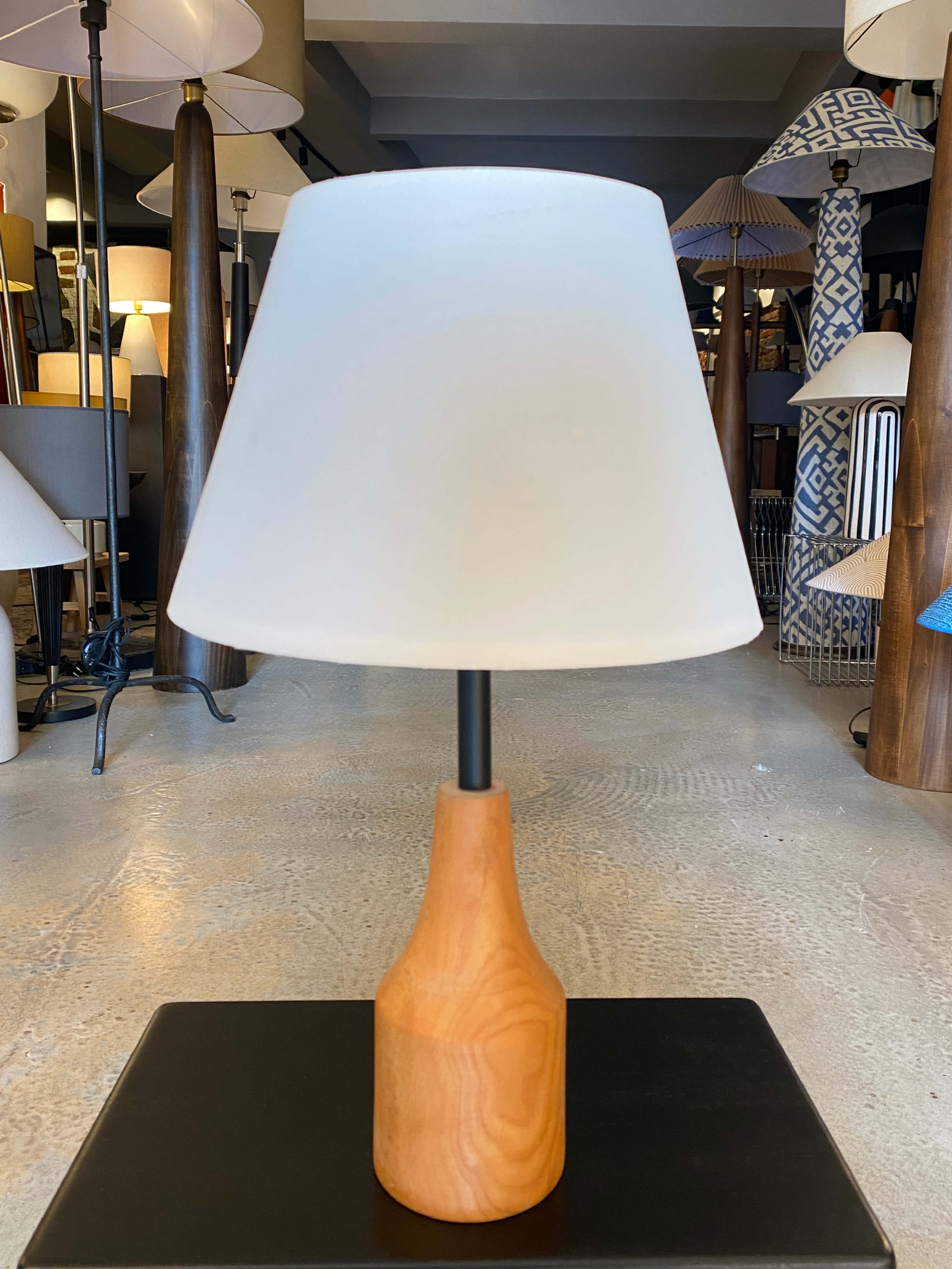 Ahşap Ayaklı Krem Kumaş Başlıklı Abajur