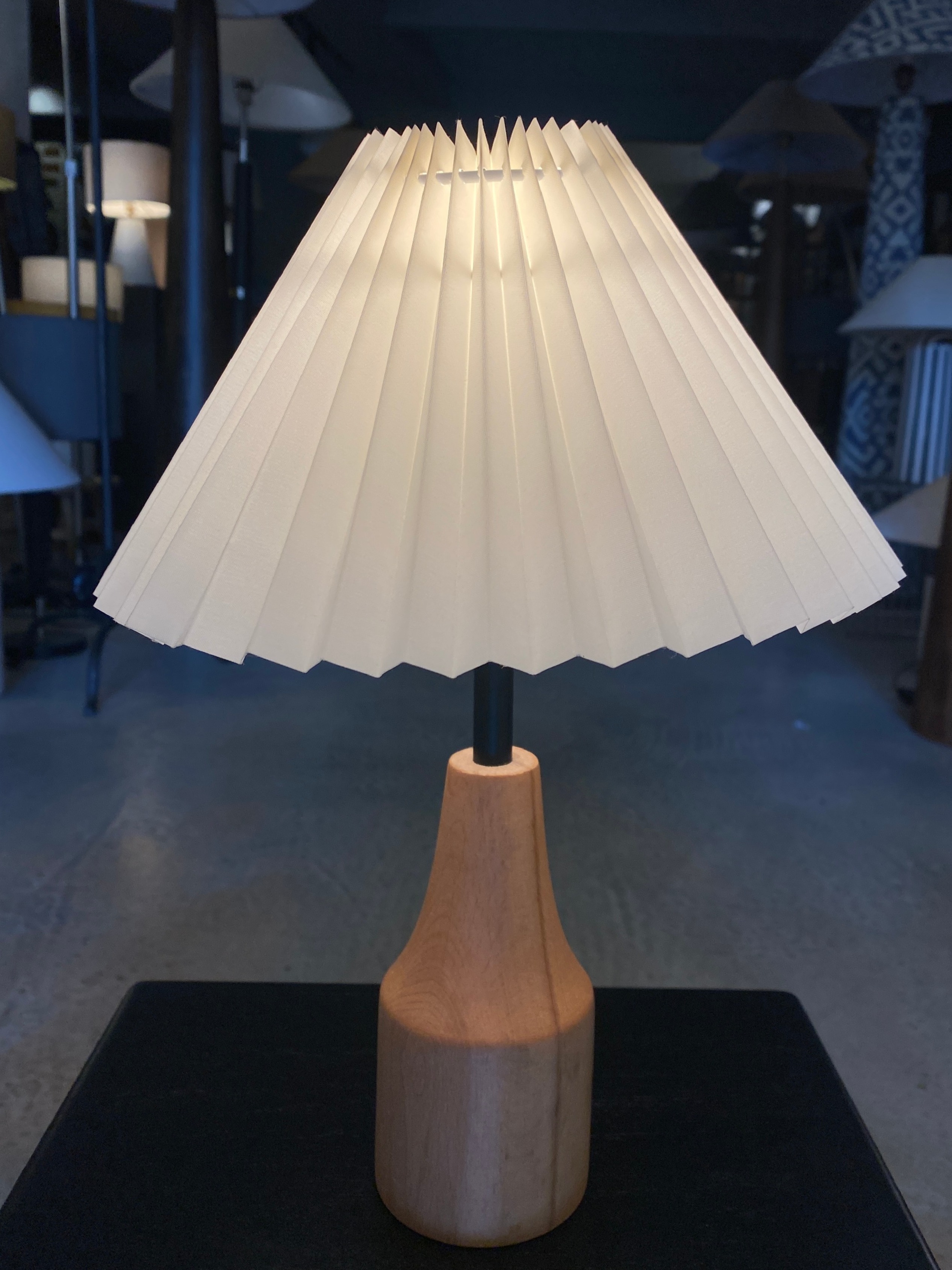 İskandınav Komodin Üzeri Ahşap Abajur