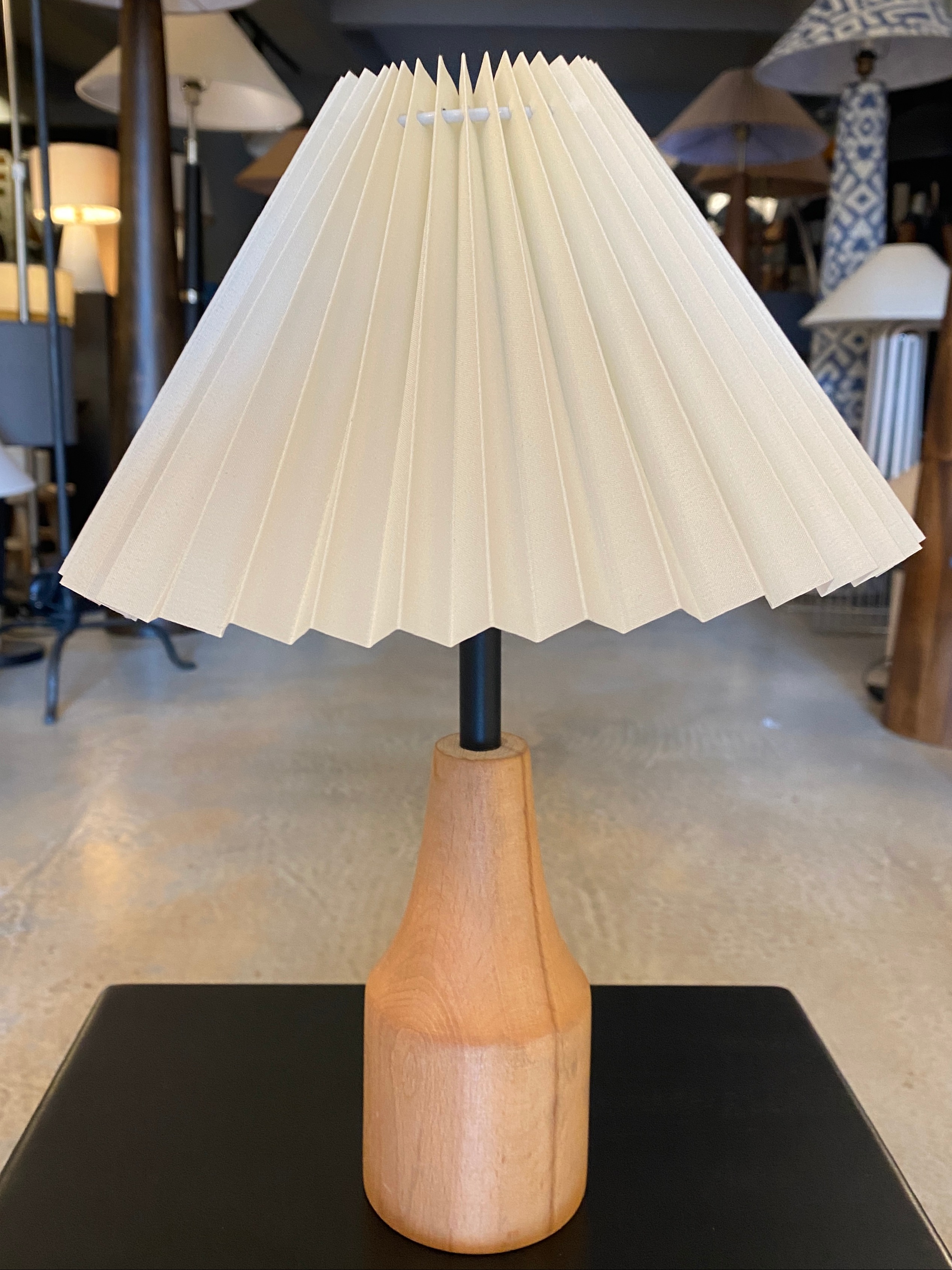 İskandınav Komodin Üzeri Ahşap Abajur