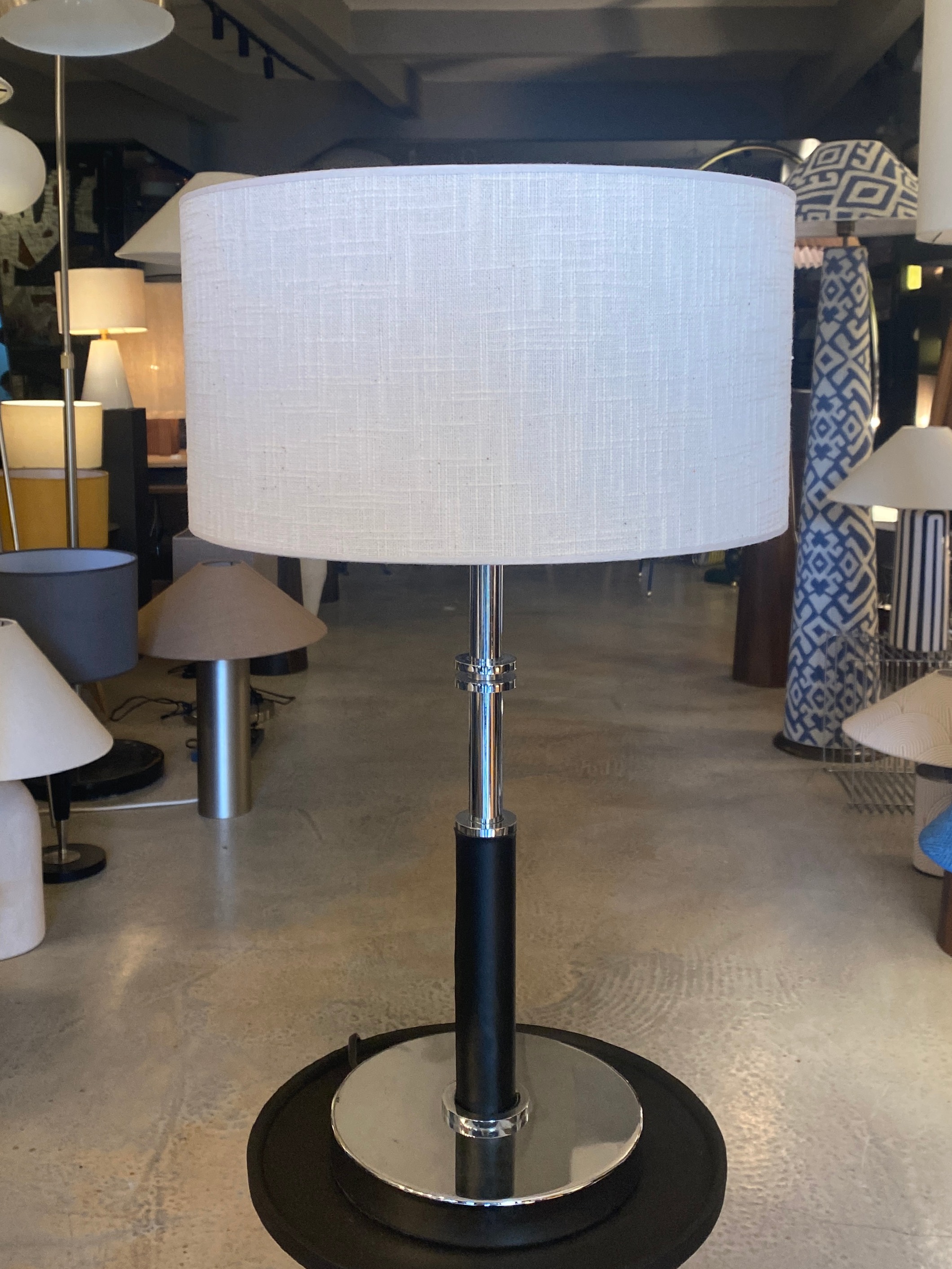 DERİ VE KROM DETAYLI ABAJUR