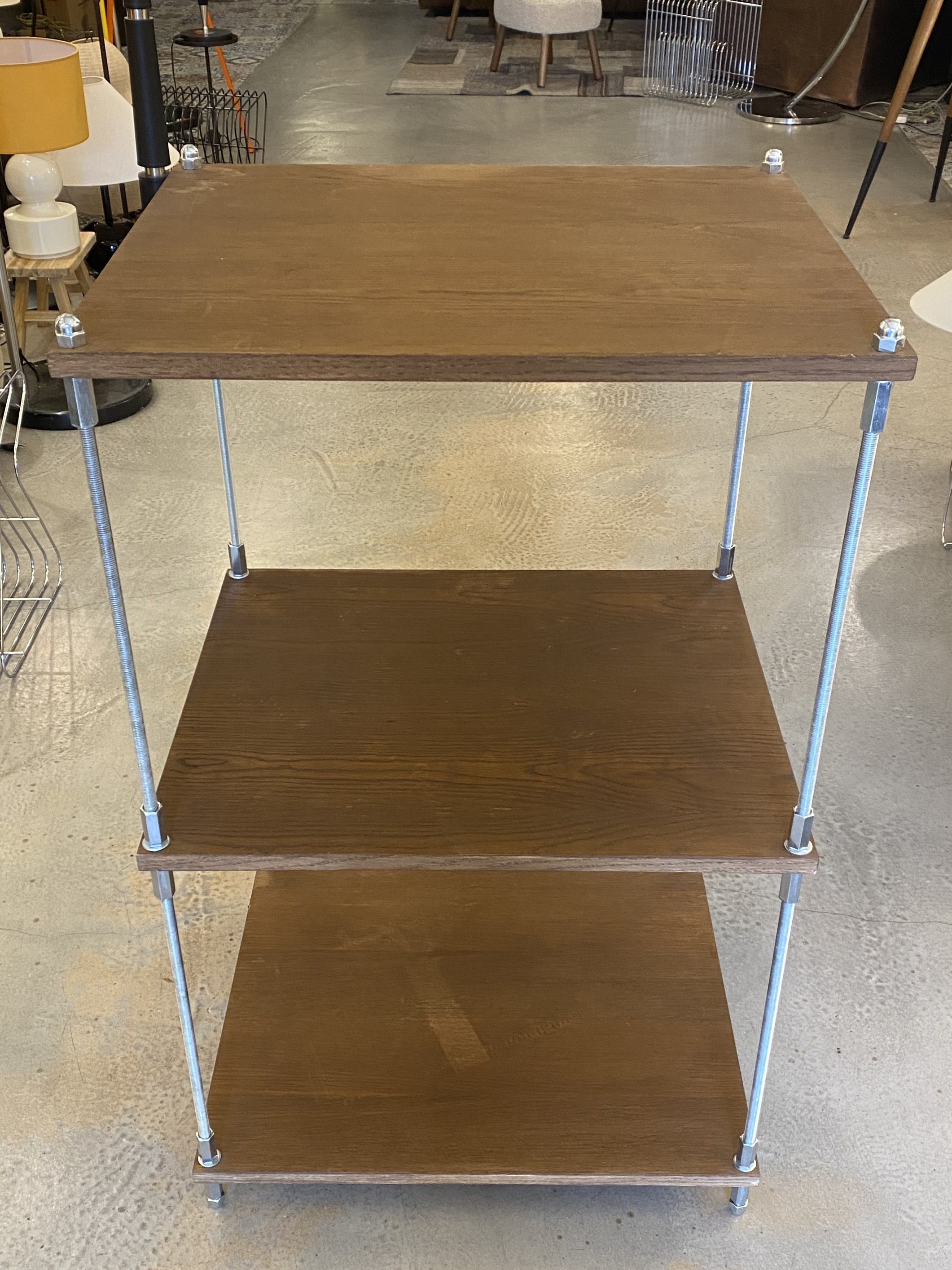 AHŞAP RAFLI METAL TİJLİ SEHPA