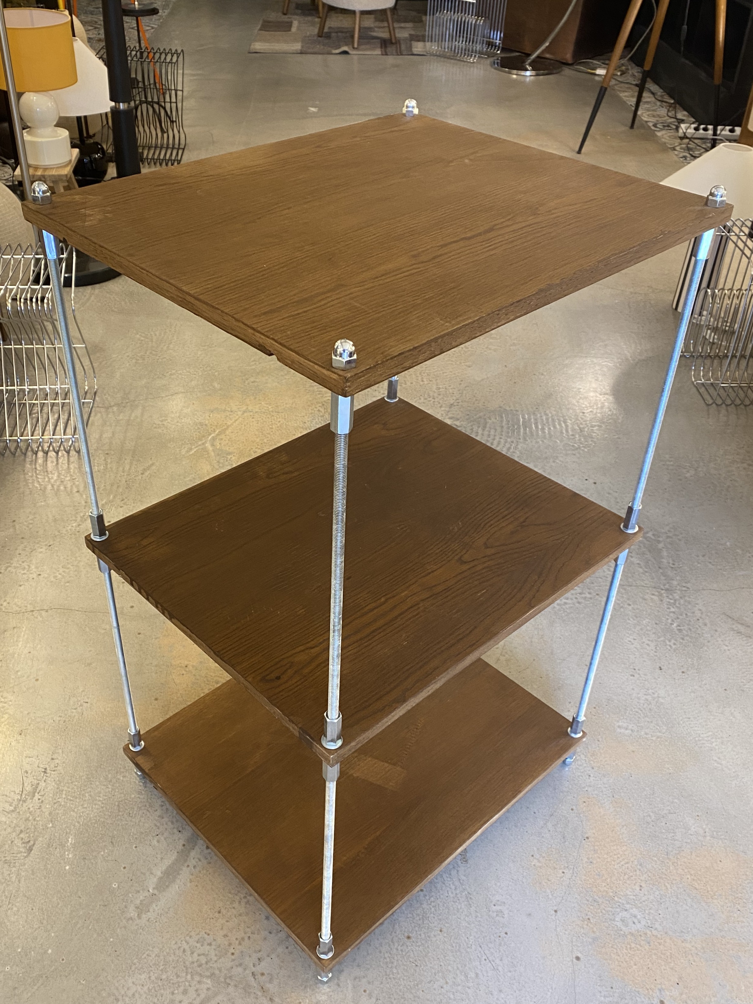 AHŞAP RAFLI METAL TİJLİ SEHPA