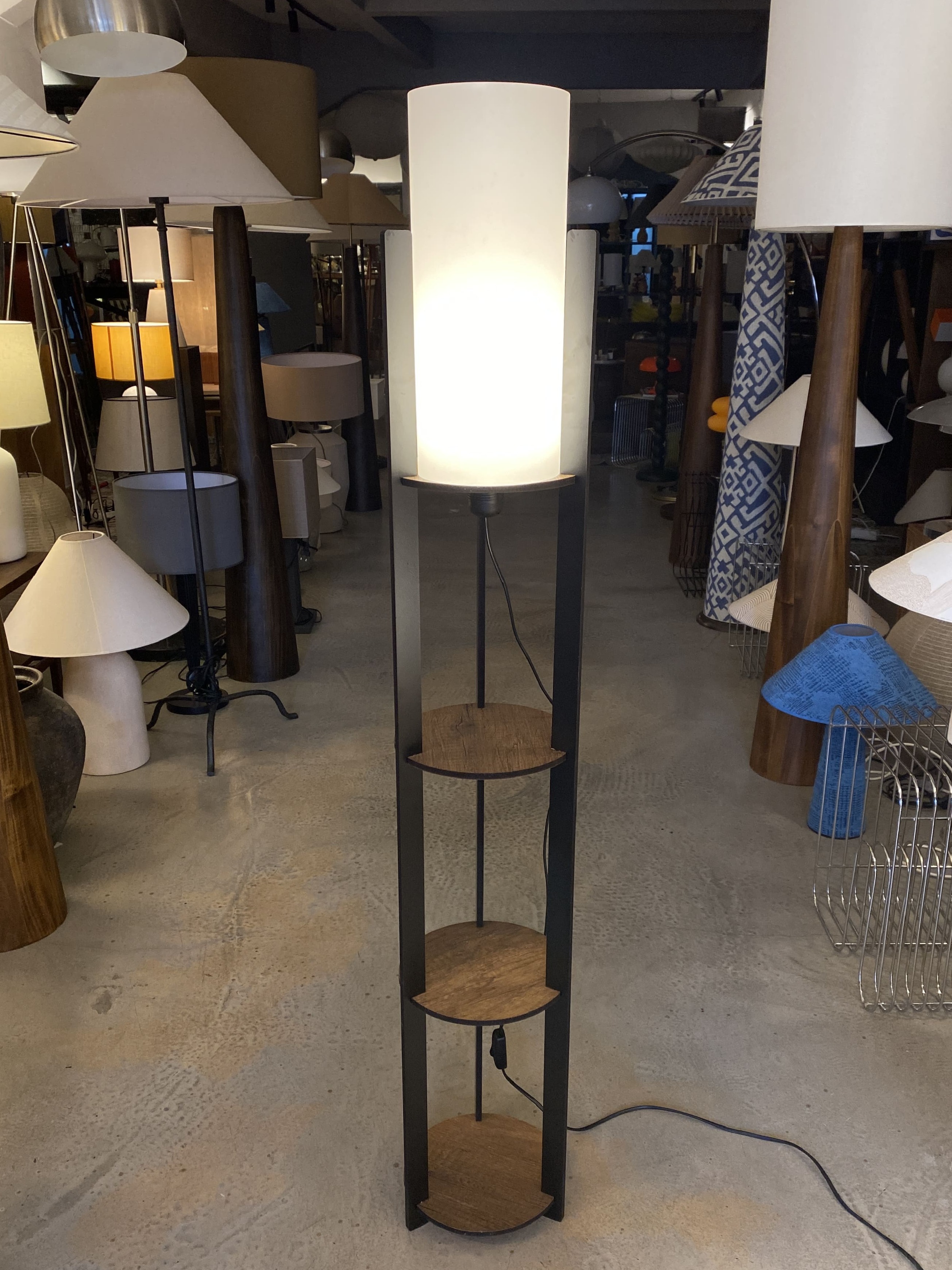 Ravilo Radiante Yuvarlak Raflı Lambader