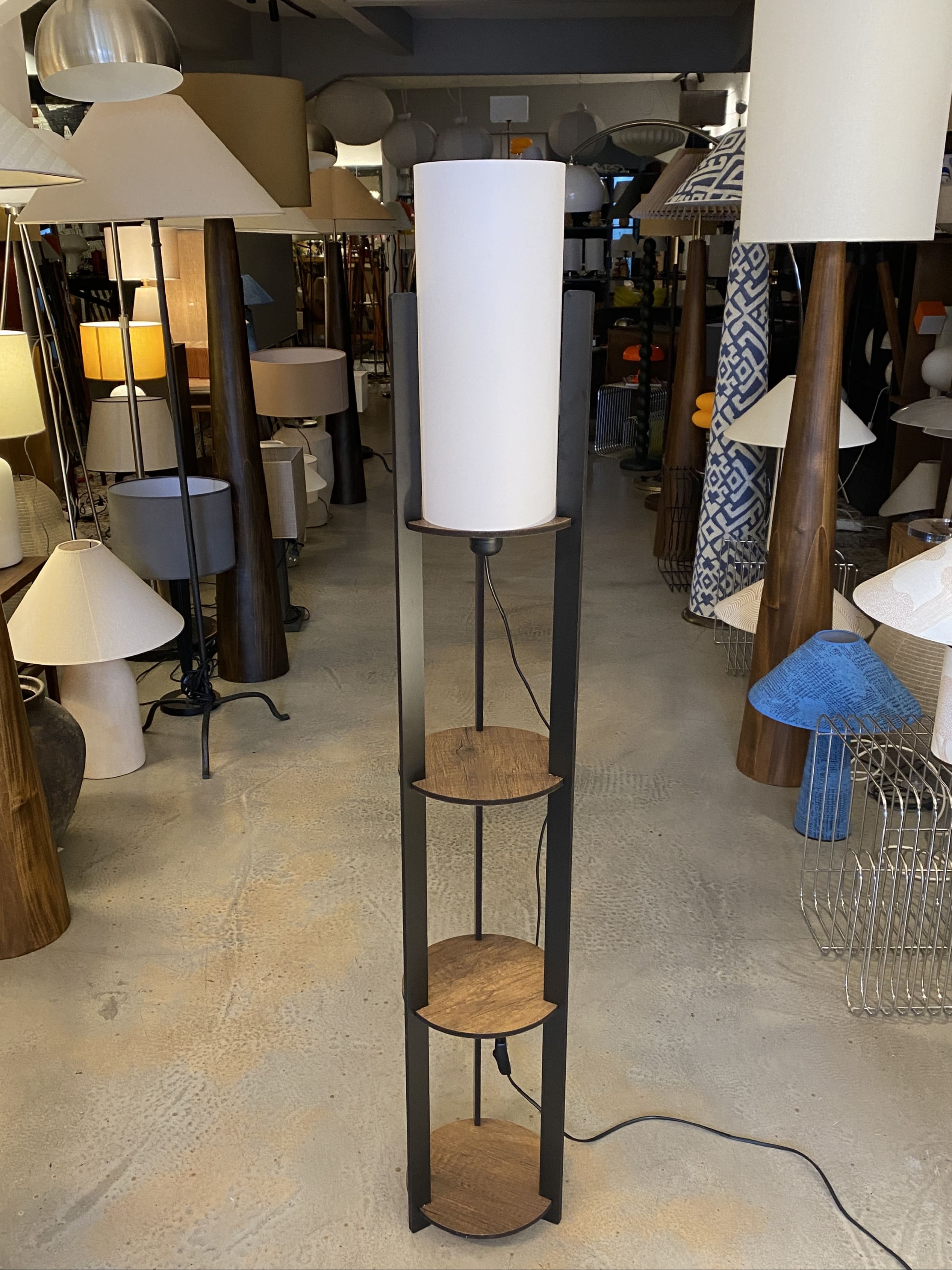 Ravilo Radiante Yuvarlak Raflı Lambader